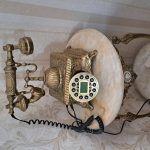 میز خاطره  و سماور و دکوری های روش برنز و نیز تلفن و و تلفن برنز