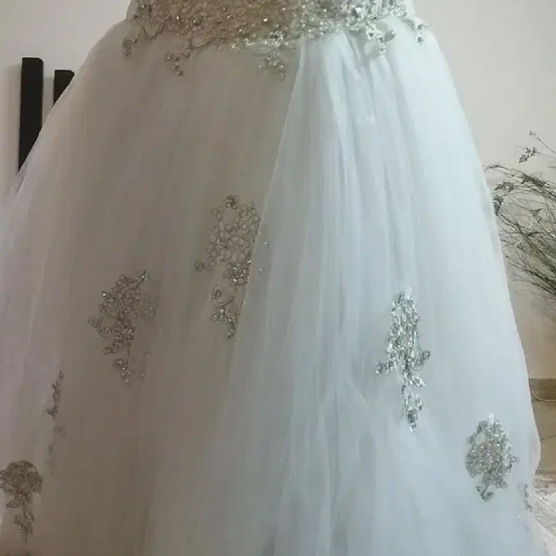 لباس عروس طوری کارشده با سنگ و مروارید