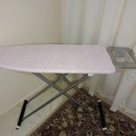 میز اتو ایستاده پریزدار پایه بلند فلزی مقاوم مدل کلاسیک