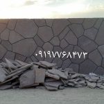 اجرای سنگ لاشه  کف دیوار ویلا باغچه نما