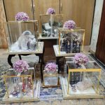 چیدمان وسایل داماد در باکس هدایا برای بله برون و نامزدی با گل آرایی طبیعی