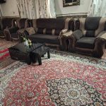 مبل راحتی با عسلی سالم تمیز