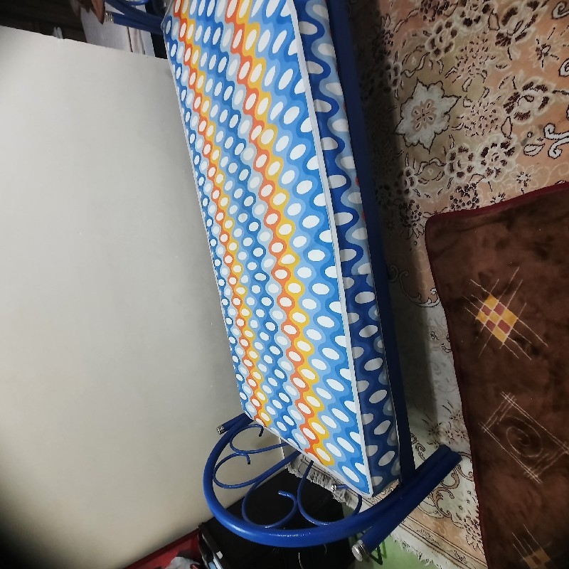 تخت ی نفره فرفوژه  همراه تشک ی نفرف سالم وتمیز