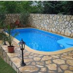 اجرای سنگ لاشه نما دیوار ویلا باغچه