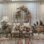 چیدمان وسایل داماد در باکس هدایا برای بله برون و نامزدی با گل آرایی طبیعی