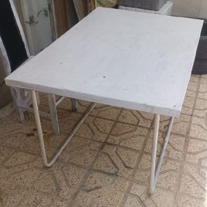 میز آهنی تاشو