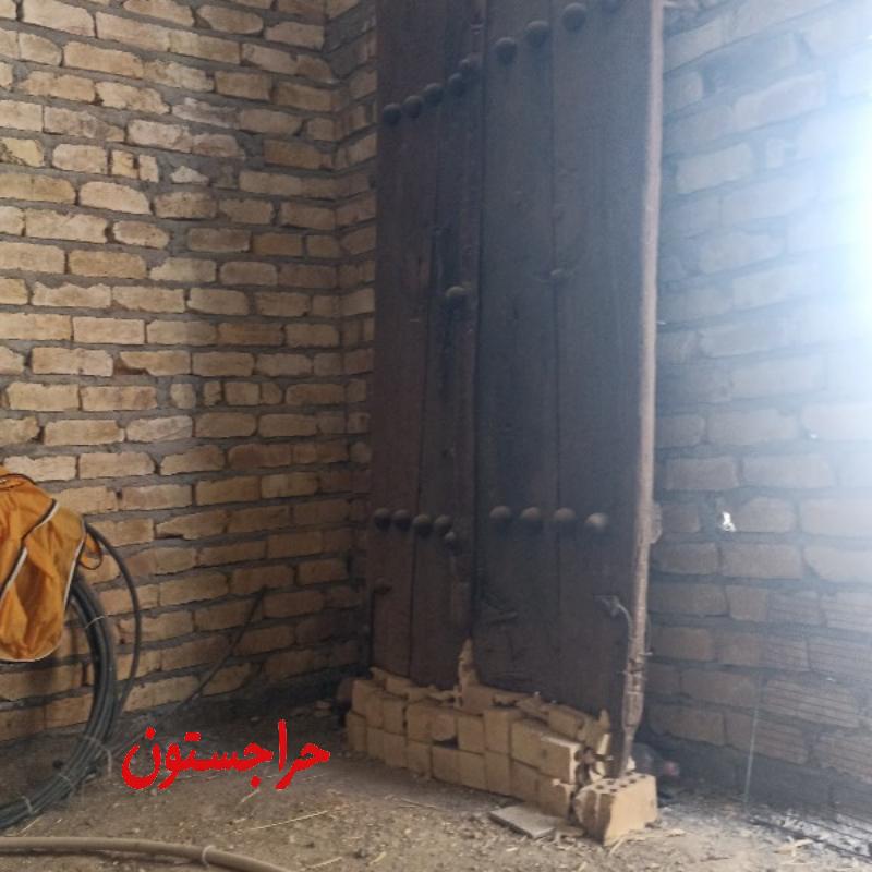 درب چوبی قدیمی ورودی خانه….قدمت۴۰۰ساله