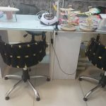 دوتا میز کار ناخن و یک صندلی چرخ دار جک دار ویک سرشور ایستاده  باشیر الات در حد نو