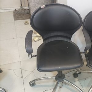 دوتا میز کار ناخن و یک صندلی چرخ دار جک دار ویک سرشور ایستاده  باشیر الات در حد نو